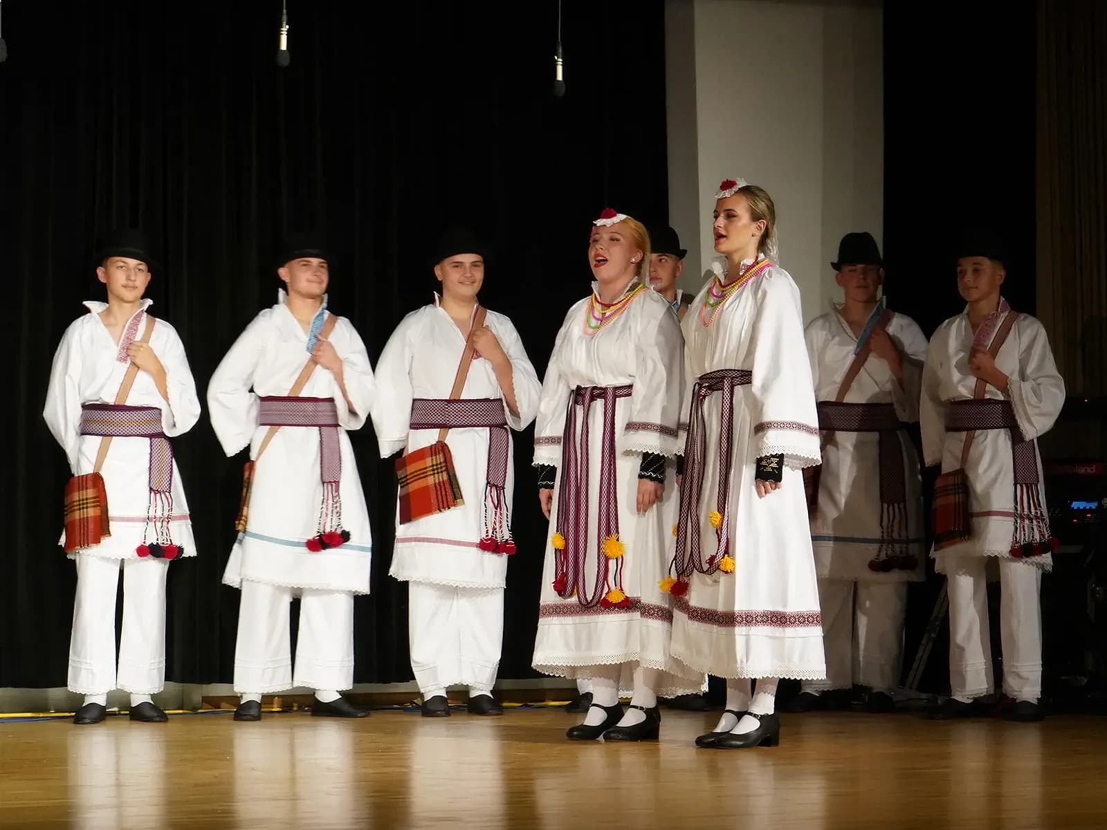 Folkloregruppe von KUD Inat auf der Bühne beim Festival 2025