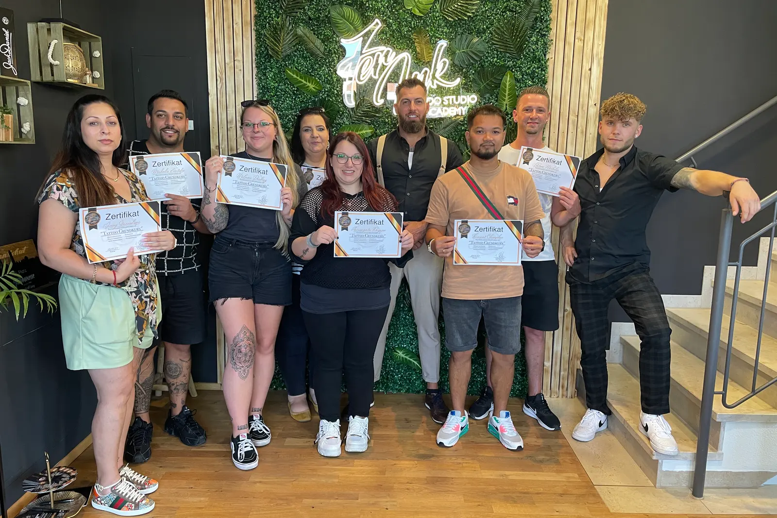 Kursteilnehmer der 7er Ink Tattoo Academy mit Zertifikaten im Studio