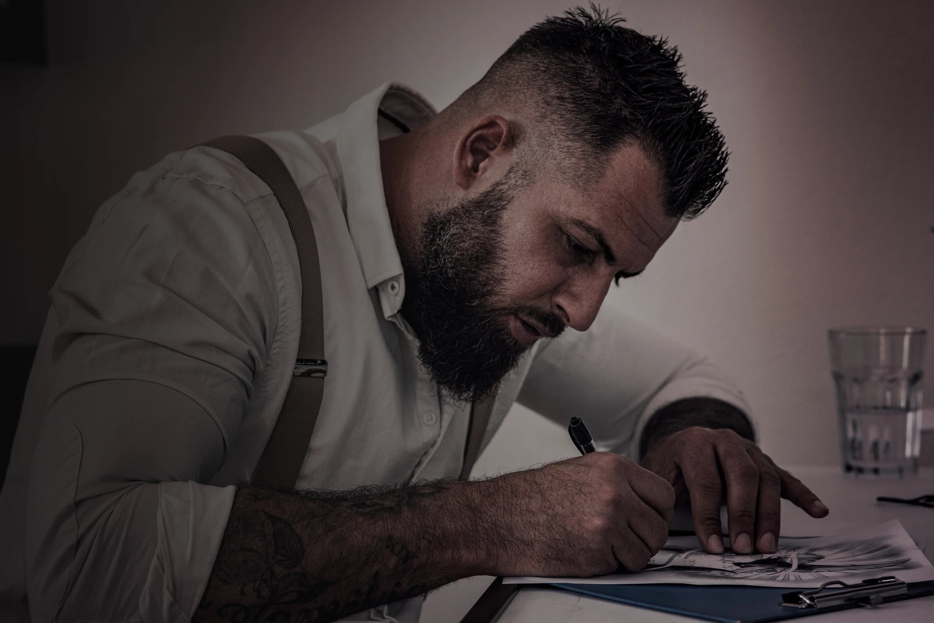 Tom von der 7er Ink Tattoo Academy zeichnet einen Tattoo-Entwurf