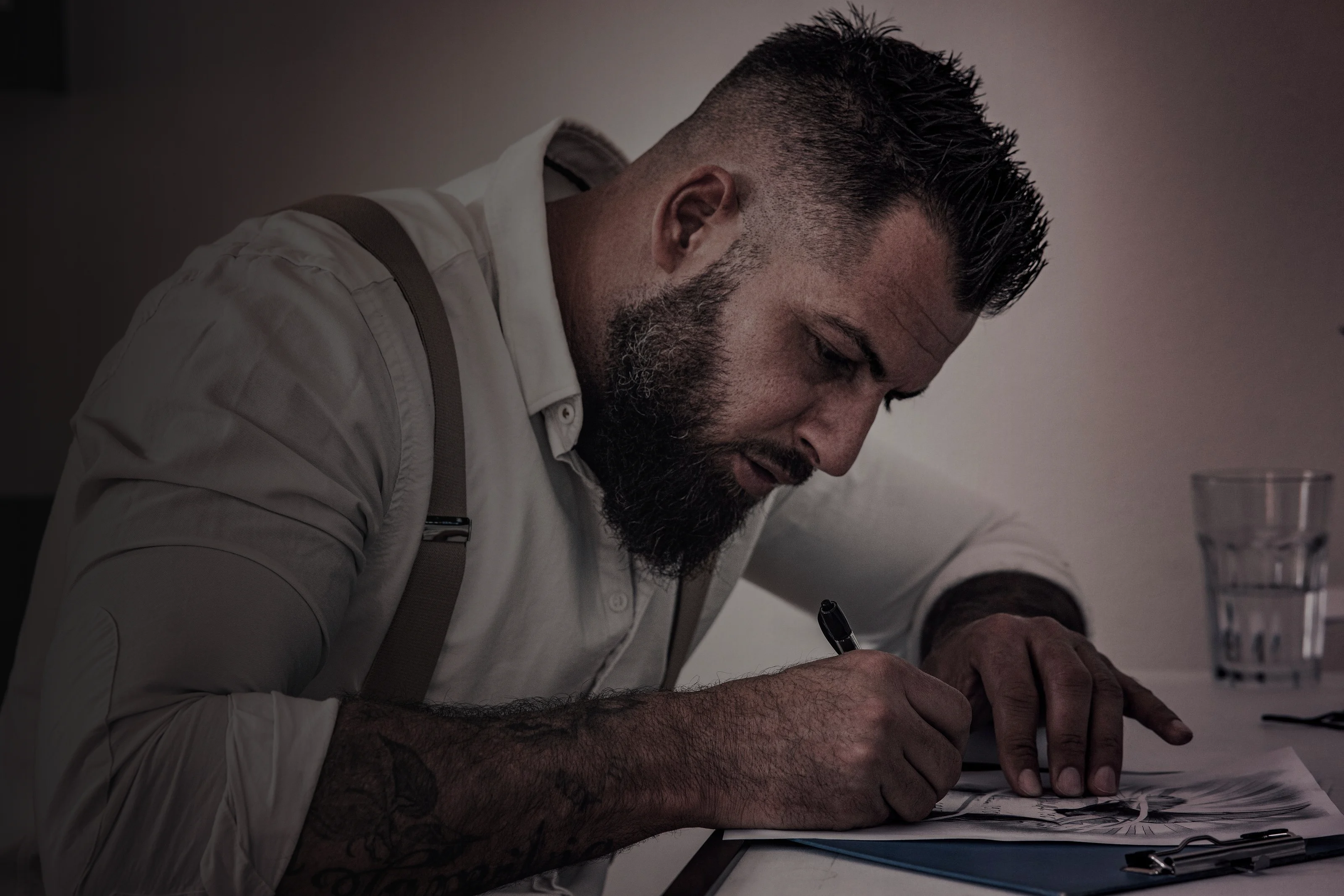 Tom von der 7er Ink Tattoo Academy zeichnet einen Tattoo-Entwurf
