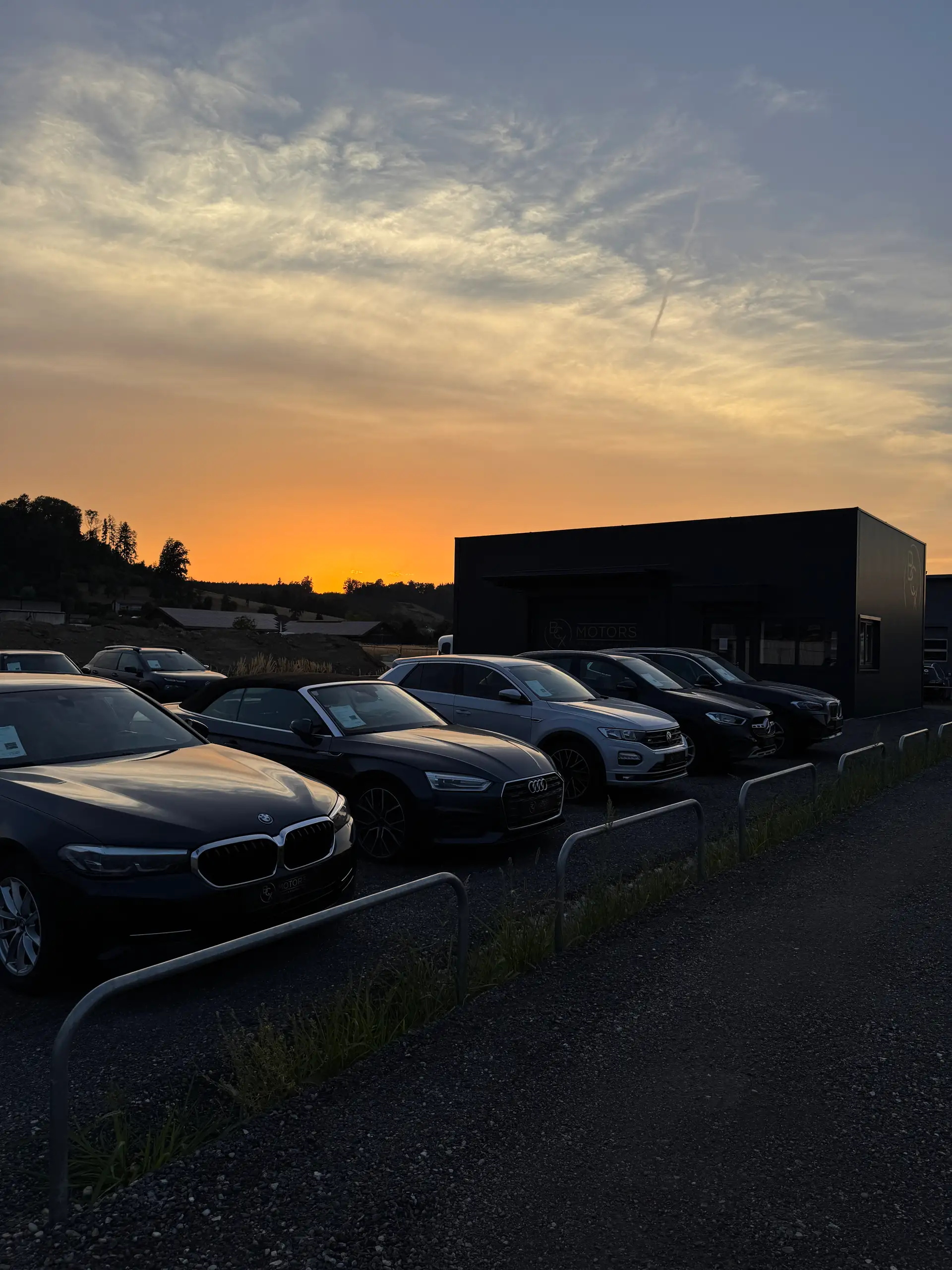 BCX Motors Standort in Dietach bei Abendlicht