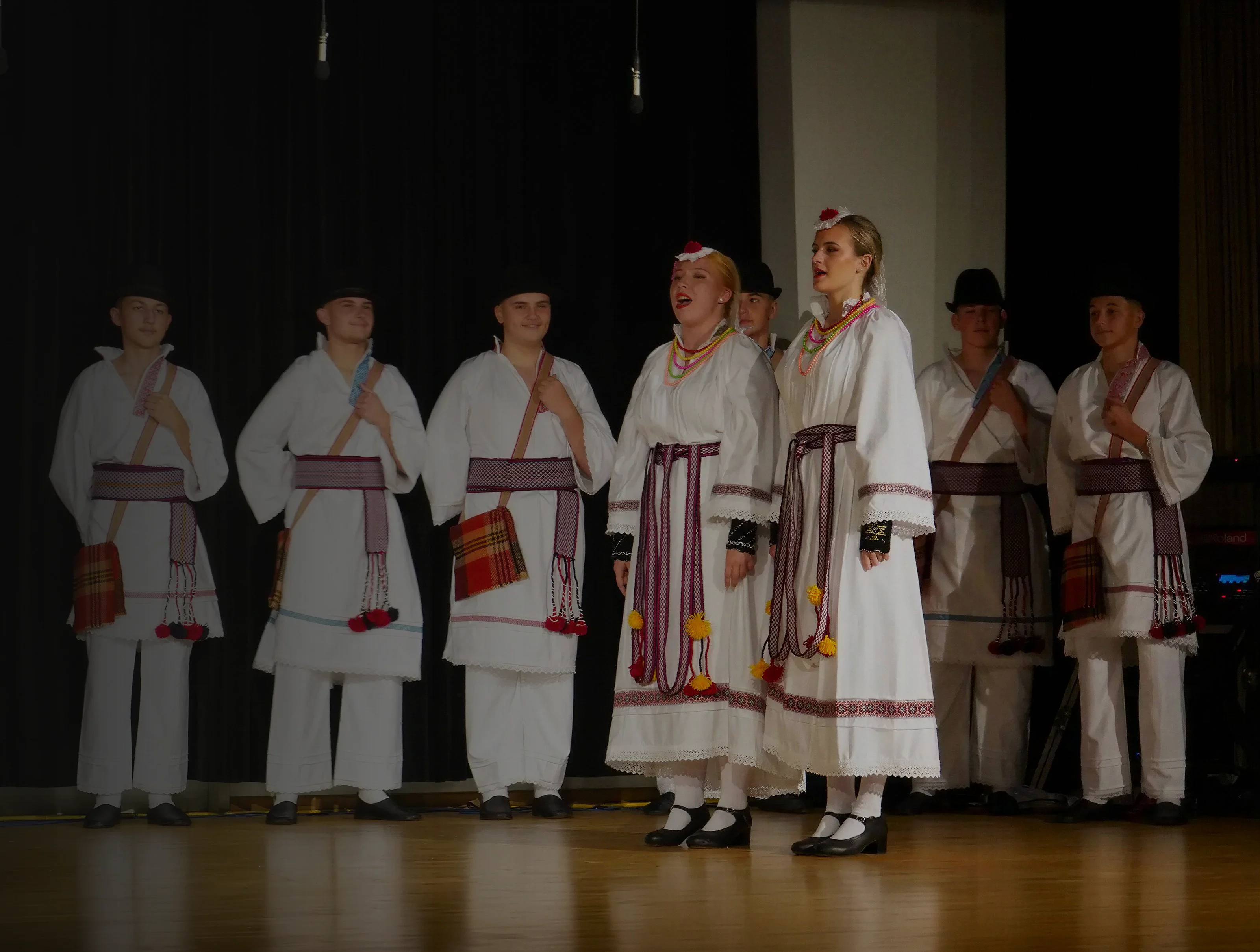 Folkloregruppe von KUD Inat auf der Bühne beim Festival 2025